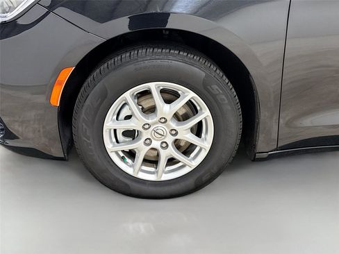Used 2023 Chrysler Pacifica Touring-L image 30