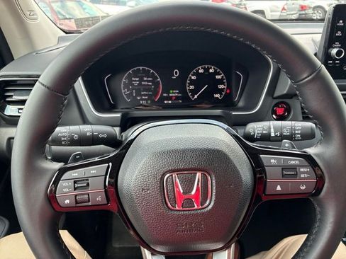 Used 2025 Honda Pilot Touring image 29