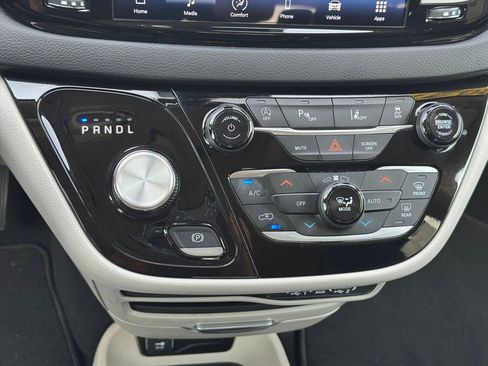 Used 2024 Chrysler Pacifica Touring-L FWD image 17