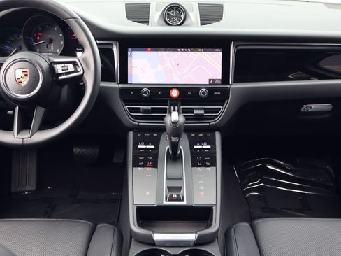 Certified 2025 Porsche Macan AWD/4WD image 20