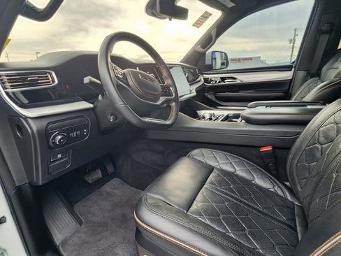 Used 2022 Jeep Grand Wagoneer Series III image 11