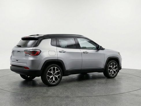 Used 2025 Jeep Compass Limited image 9