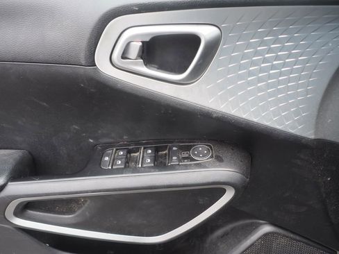 Used 2022 Kia Soul LX image 17