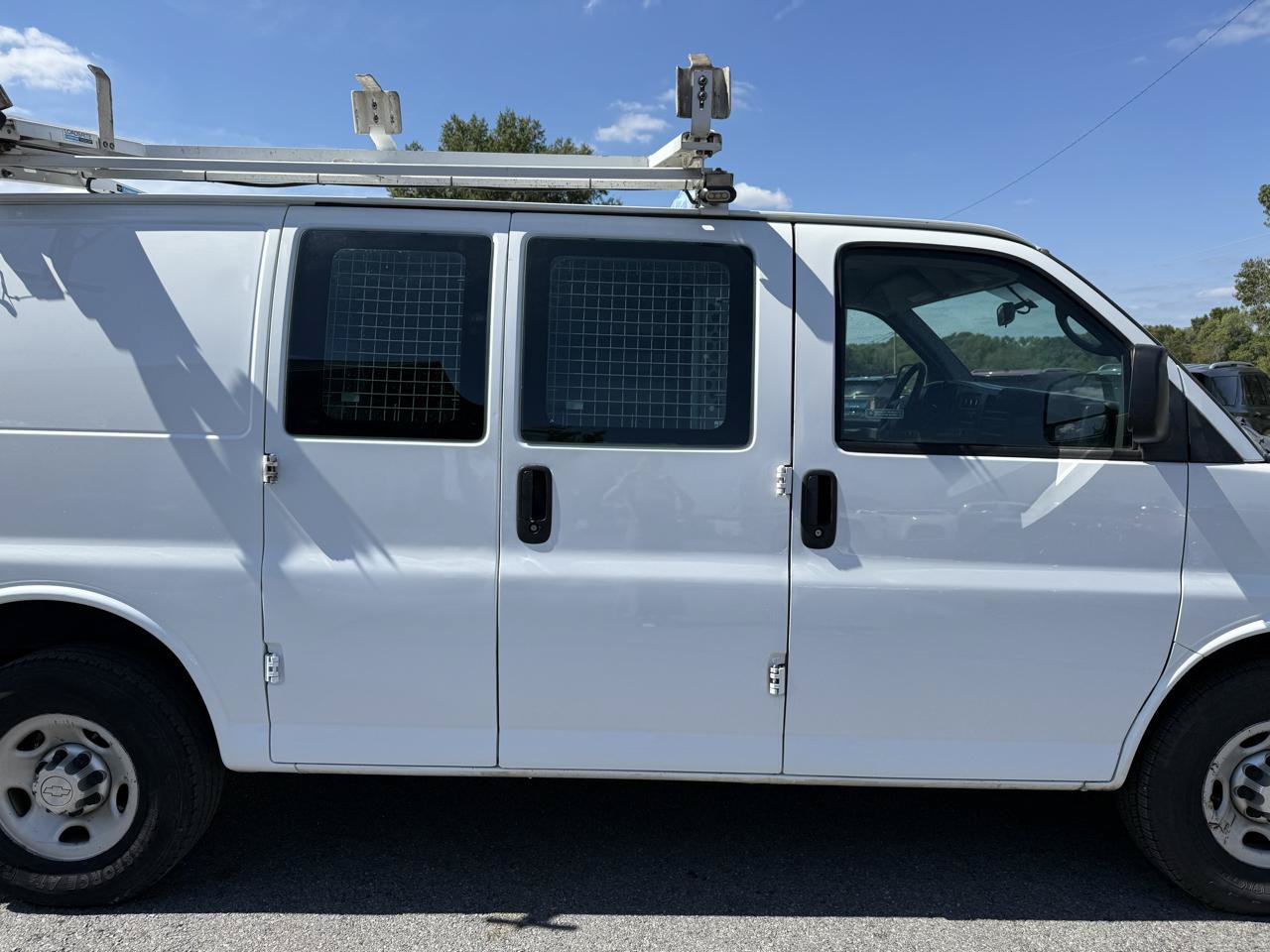 Used 2015 Chevrolet Express 2500 RWD image 28