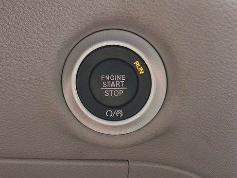 Used 2023 Chrysler Pacifica Touring-L FWD image 29