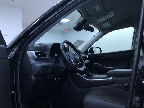 Certified 2023 Toyota Highlander L image 10