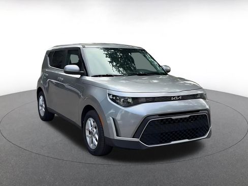 Used 2025 Kia Soul LX w/ LX Technology Package image 3