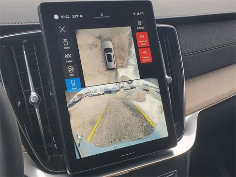 Certified 2025 Volvo XC90 B6 Plus image 23