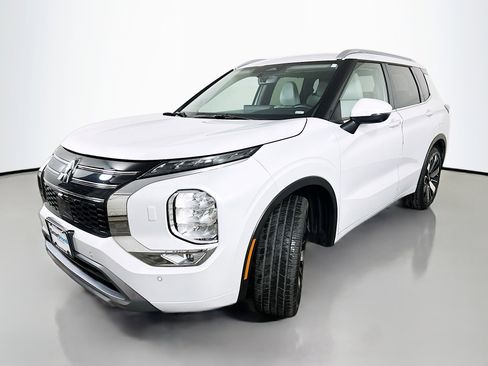 Used 2025 Mitsubishi Outlander SEL image 3