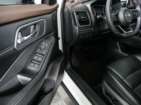 Used 2021 Nissan Rogue SV w/ Premium Package image 7