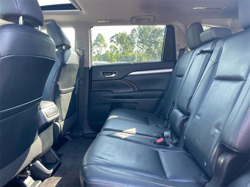 Used 2015 Toyota Highlander XLE image 11
