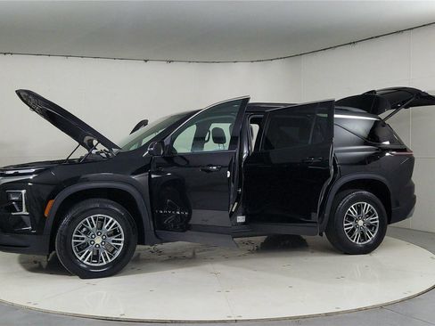 Used 2024 Chevrolet Traverse LT image 10