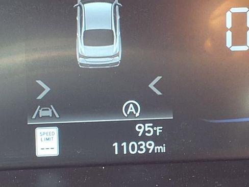 Used 2025 Hyundai Elantra SE image 37