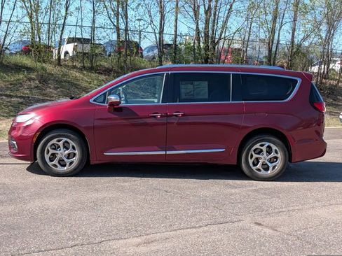 Used 2021 Chrysler Pacifica Limited w/ Premium & Safety Sphere Group AWD/4WD image 4