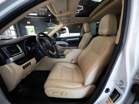 Used 2018 Toyota Highlander XLE AWD/4WD image 9