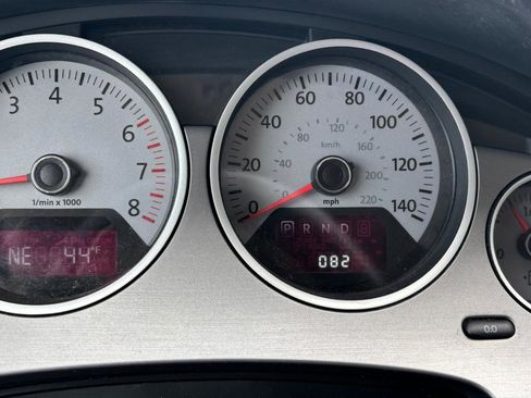 Used 2011 Volkswagen Routan SEL image 12