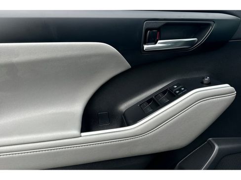 Certified 2022 Toyota Highlander XLE image 11