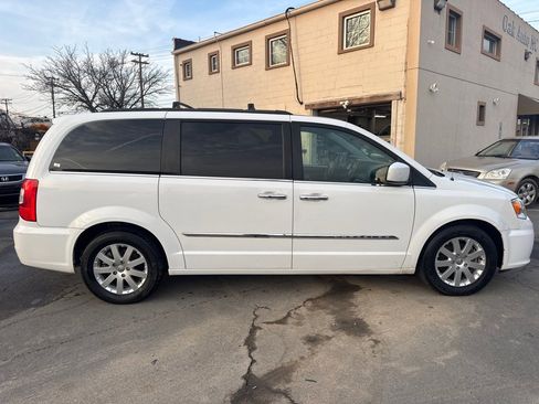 Used 2016 Chrysler Town & Country Touring w/ Driver Convenience Group image 5