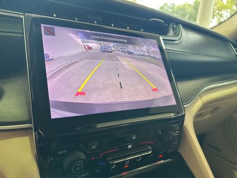 Used 2022 Jeep Grand Cherokee L Limited image 9