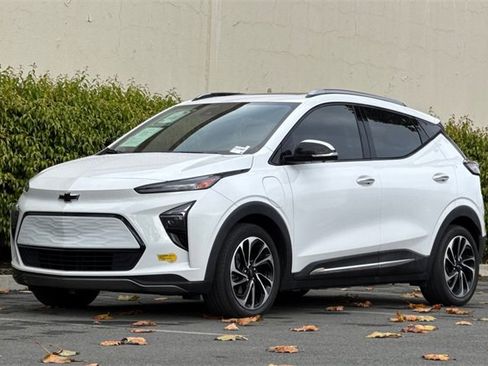 Used 2023 Chevrolet Bolt EUV Premier w/ Sun & Sound Package image 8