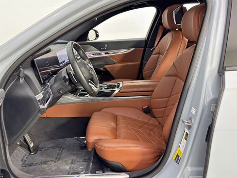Used 2024 BMW i7 xDrive60 w/ Premium Package image 17