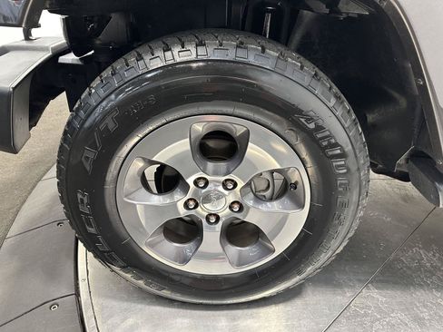 Used 2018 Jeep Wrangler Unlimited Sahara w/ Connectivity Group AWD/4WD image 9