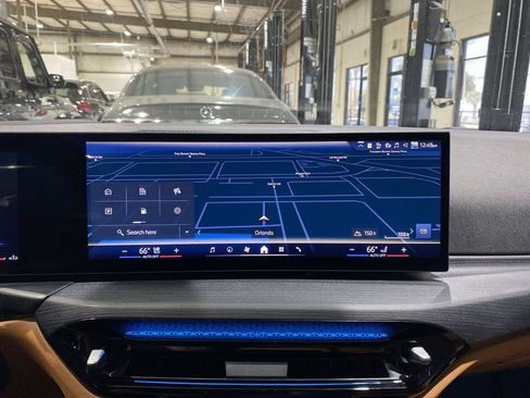 Used 2025 BMW 430i Convertible w/ Premium Package image 7