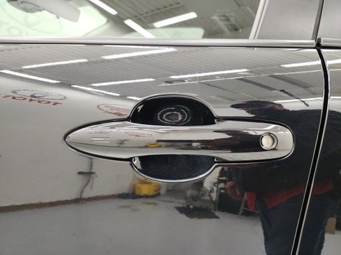 Used 2025 Toyota Corolla Cross LE image 11