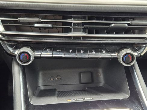 Used 2024 Chevrolet Traverse LT FWD image 19