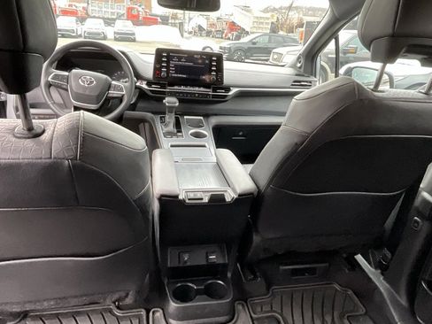 Used 2023 Toyota Sienna XLE Woodland Edition image 17