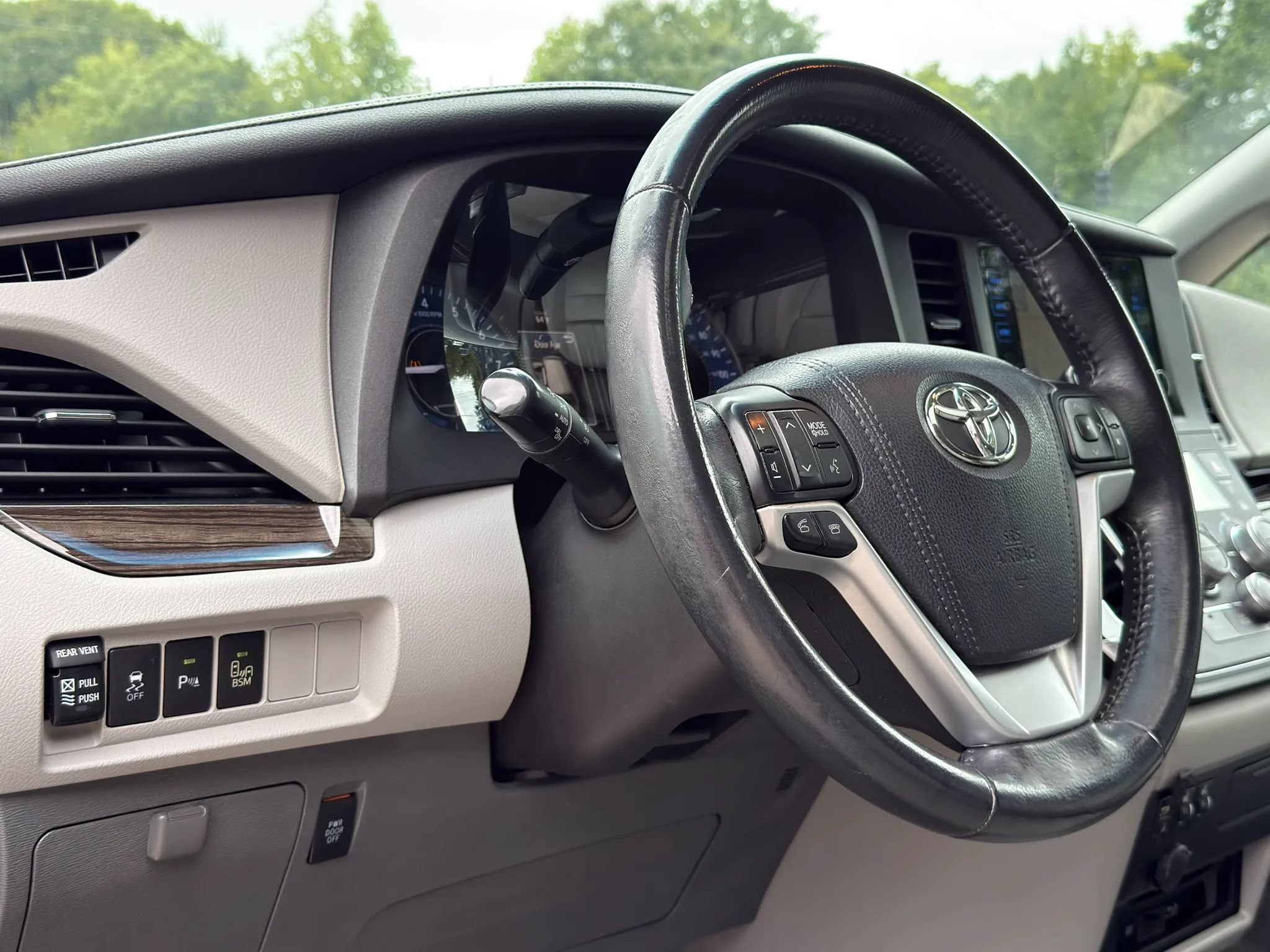 Used 2017 Toyota Sienna XLE Premium FWD image 27