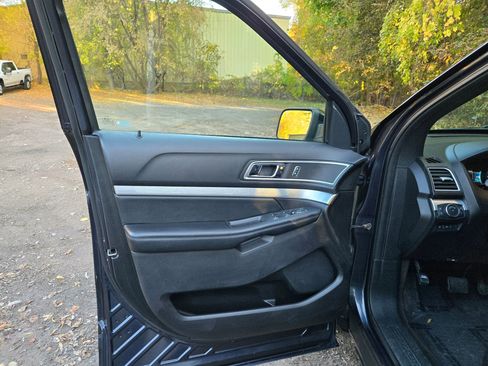 Used 2017 Ford Explorer XLT w/ Equipment Group 202A AWD/4WD image 12