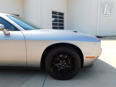 Used 2015 Dodge Challenger SXT w/ Driver Convenience Group RWD image 34
