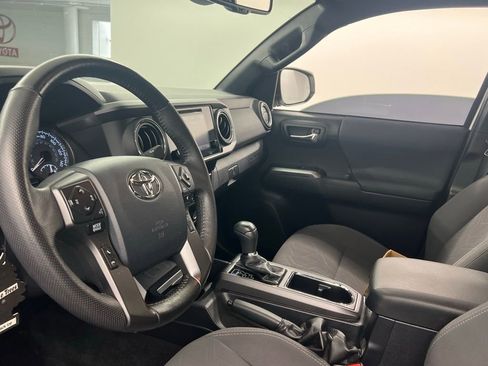 Used 2019 Toyota Tacoma TRD Sport w/ Technology Package image 9