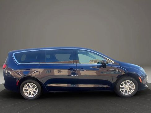 Used 2017 Chrysler Pacifica Touring image 4