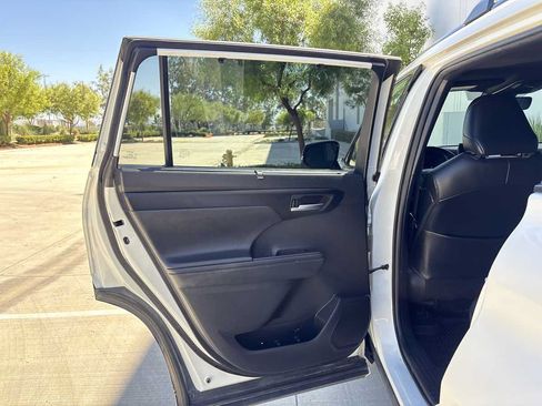 Used 2021 Toyota Highlander XSE AWD/4WD image 11