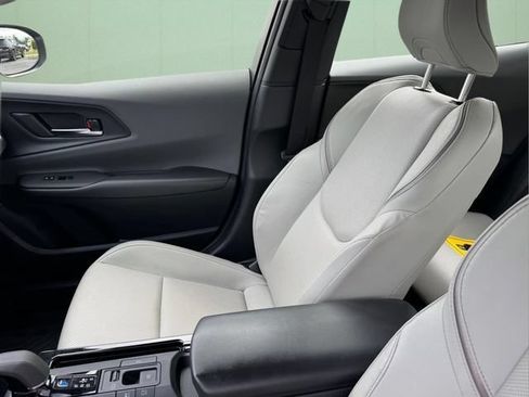Used 2024 Toyota Prius XLE FWD image 9