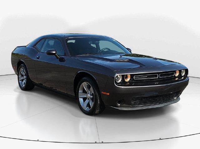 Used 2019 Dodge Challenger SXT RWD image 3