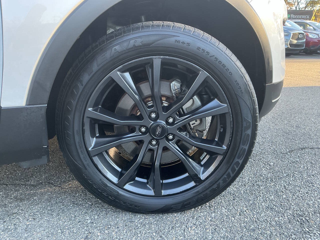 Used 2019 Ford Explorer XLT w/ Equipment Group 202A AWD/4WD image 11