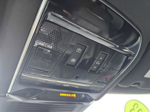 Used 2023 Land Rover Range Rover SE image 33