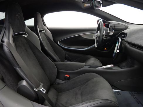 Used 2024 McLaren Artura image 24