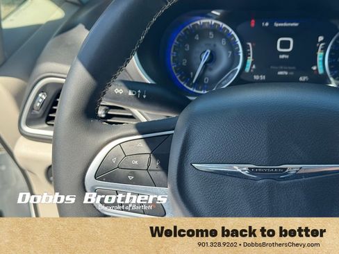 Used 2023 Chrysler Pacifica Touring-L FWD image 16