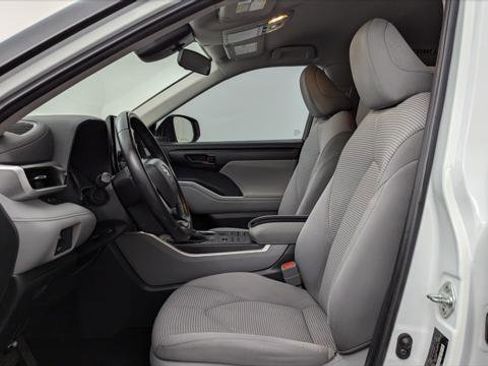 Used 2022 Toyota Highlander LE image 14