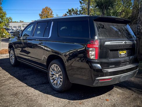 Used 2023 Chevrolet Suburban High Country image 9
