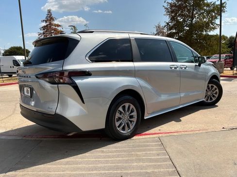 Used 2025 Toyota Sienna XLE FWD image 6