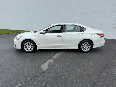 Used 2015 Nissan Altima 2.5 S w/ Power Driver Seat Package FWD image 2