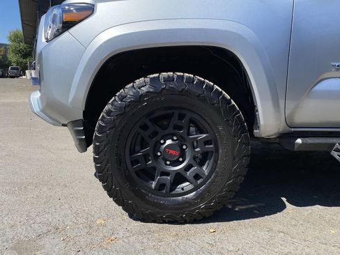 Used 2023 Toyota Tacoma TRD Sport w/ TRD Premium Sport Package AWD/4WD image 11