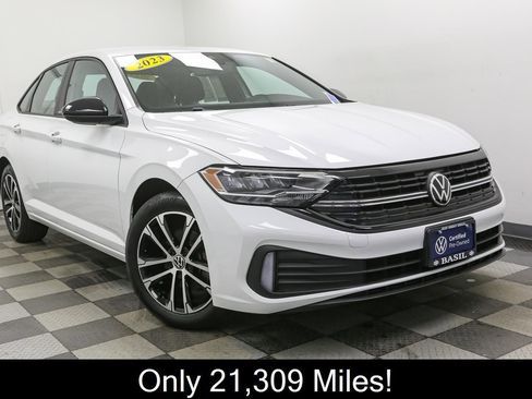 Used 2023 Volkswagen Jetta Sport image 3