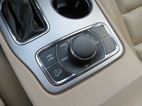 Used 2018 Jeep Grand Cherokee Limited image 25