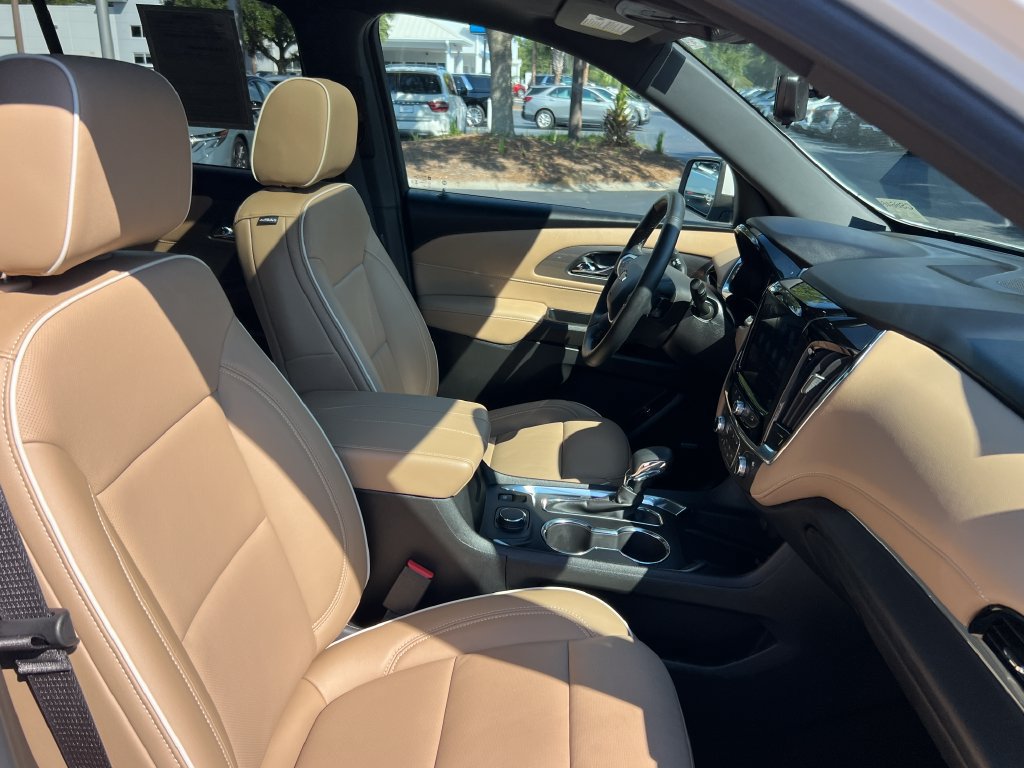 Used 2023 Chevrolet Traverse Premier FWD image 26